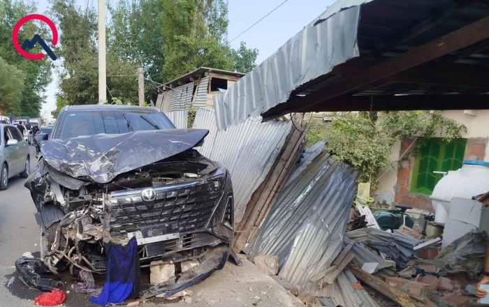 İdaretmədən çıxan maşın yaşayış evində çırpıldı - Xəsarət alanlar var