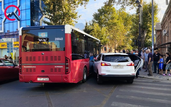 Gəncədə “Baku Bus”qəzaya düşdü