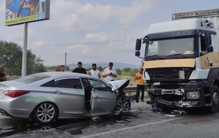 “Hyundai Sonata” yük maşınına çırpıldı, ölən var