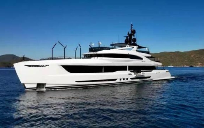 €8 million luxury yacht sinks off Sardinia - Photo