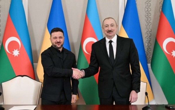 İlham Əliyev Zelenskini təbrik etdi
