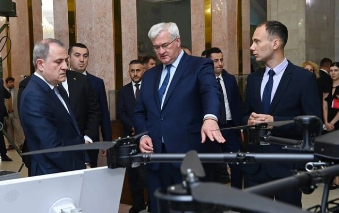 Байрамов ознакомился с выставкой украинских БПЛА