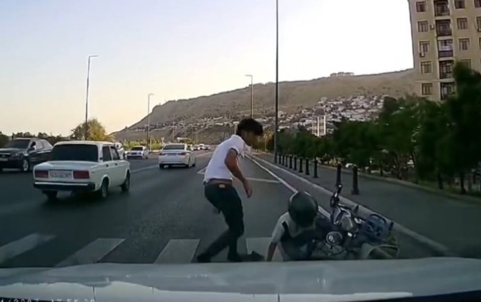 Bakıda motosikletçi qaydanı pozdu -