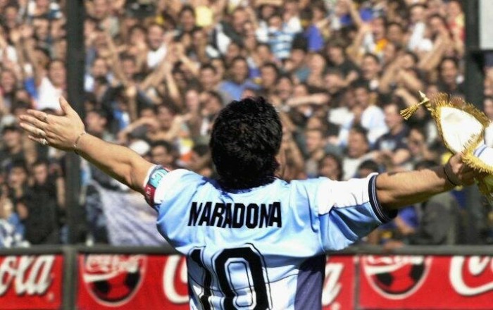 Maradonanın əli ilə qol vurduğu o top görün neçə milyona satıldı - FOTO/VİDEO