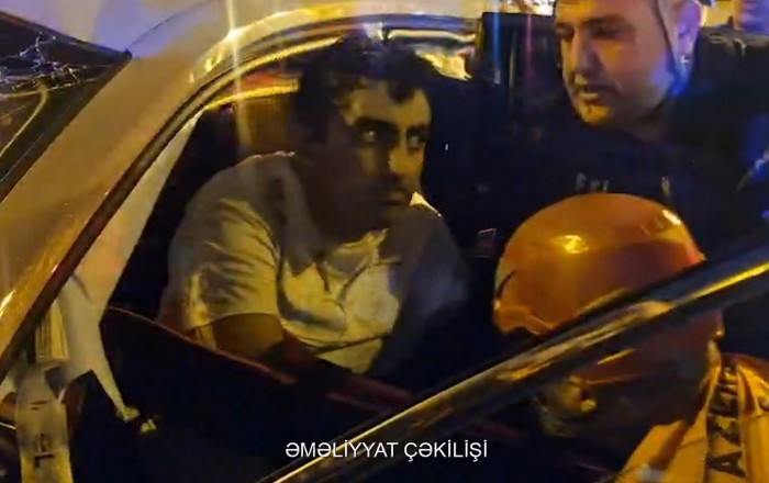 Maşında sıxılan şəxsi FHN əməkdaşları xilas etdi - Anbaan görüntülər