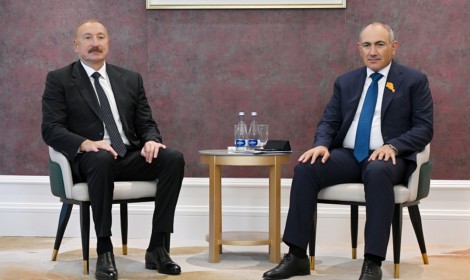 Əliyevlə Paşinyan Bişkekdəki görüşdə -