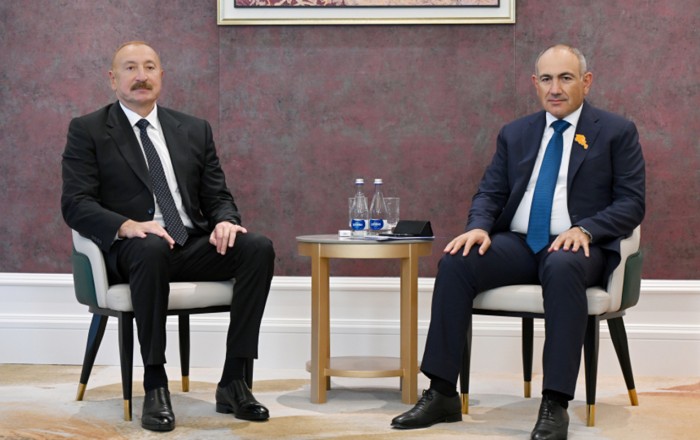 Əliyevlə Paşinyan Bişkekdəki görüşdə -