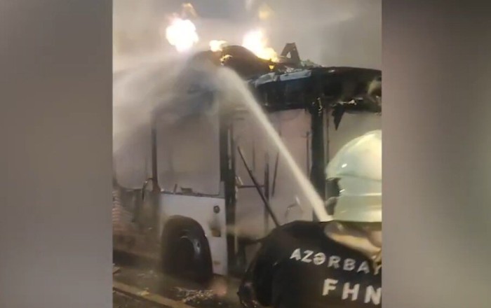 Bakıda avtobus yandı - Video