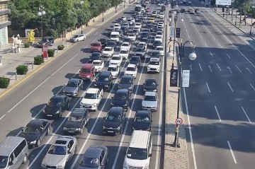 Paytaxt yollarında tıxac yarandı - SİYAHI