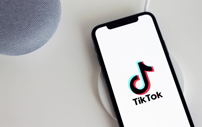 Canlı yayımda qadınları söyən "tiktoker"
