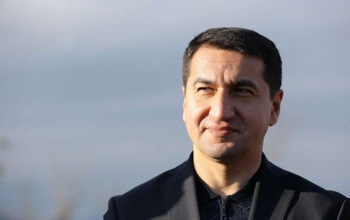 Hikmət Hacıyevə xatirə hədiyyəsi təqdim edildi
