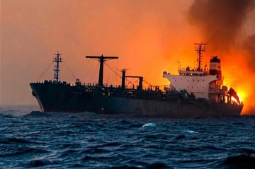 В Ормузском проливе нефтяной танкер подвергся атаке