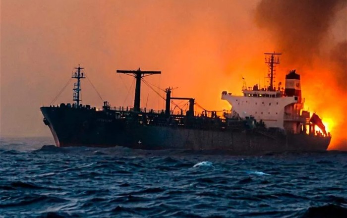 В Ормузском проливе нефтяной танкер подвергся атаке