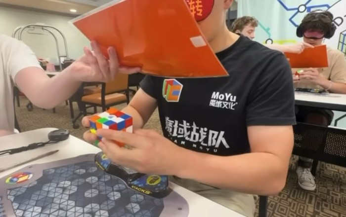 Rubik kubikini gözləri bağlı 11,56 saniyəyə yığdı - Dünya rekordunu yenilədi -