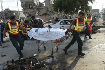 Suicide bombing kills seven near Pakistan police station