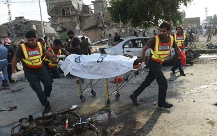 Suicide bombing kills seven near Pakistan police station