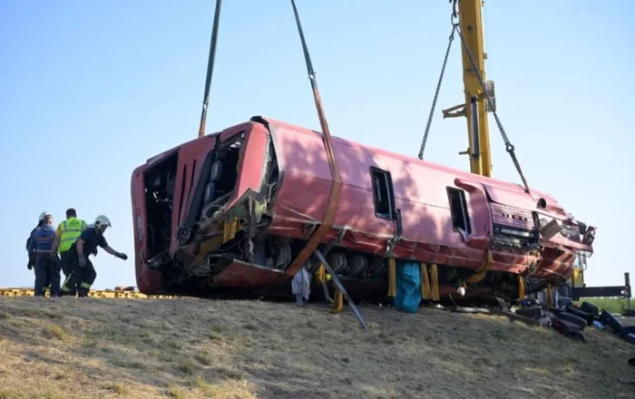 Turist avtobusu Macarıstanda qəzaya düşdü: Xeyli sayda ölü və yaralı var - FOTO
