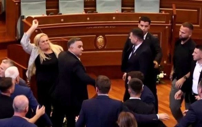 Qadın deputat Baş nazirə yumurta atdı   - VİDEO