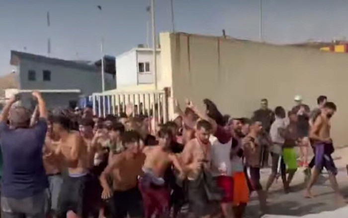 Aİ-də miqrant böhranı böyüyür: Şengen təhlükədə, on minlərlə insan sərhədi yardı