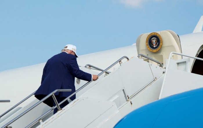 СМИ узнали, почему Трамп сменил самолеты по пути из Турции