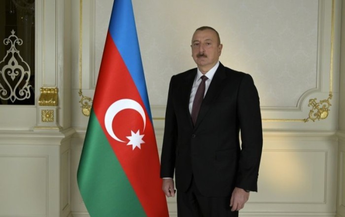 Президент Ильхам Алиев посетил Монумент Независимости в Ташкенте