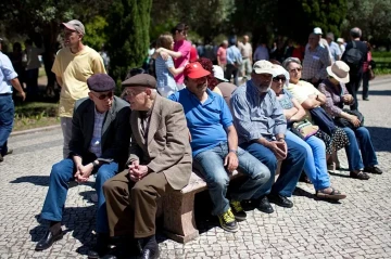 Macarıstanda qocalığa görə minimum pensiyalar dörd dəfədən çox artırılacaq