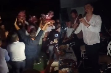 Nə yağış, nə də işıqların sönməsi toya mane oldu - Video