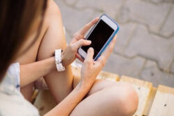 13 yaşadək uşaqlara sosial şəbəkə qadağası - Avropa nəyi dəyişir?