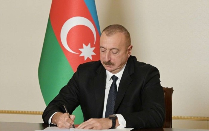 Prezident məşhur şairin xanımını təltif etdi