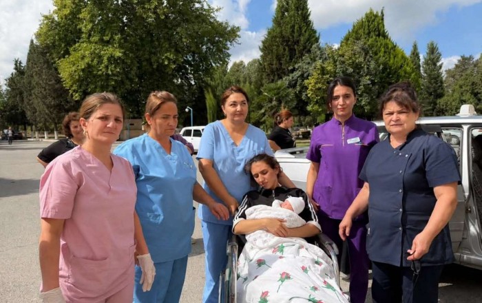 Qadın doğuş xəstəxananın həyətində doğuş etdi