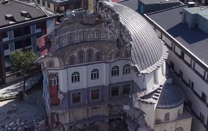 “Sanki yanlış məscidi sökürlər, sökülənə oxşamır...” -