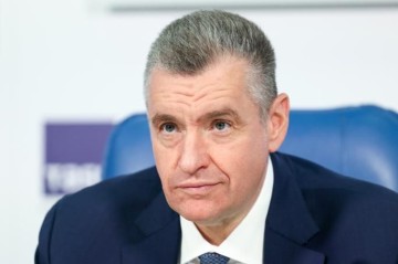 Слуцкий сравнил подход Ле Пен и Макрона к отношениям с Россией