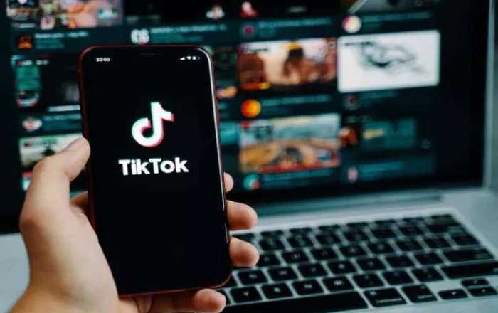 Canlı yayımda söyüş söyən tiktoker