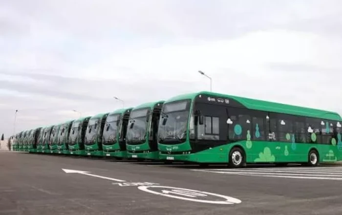 Sürücü qızları mindirdi, kişini avtobusa buraxmadı -