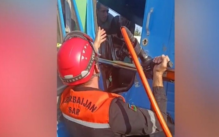 “KamAZ”da sıxılı vəziyyətdə qalan şəxsin xilası -