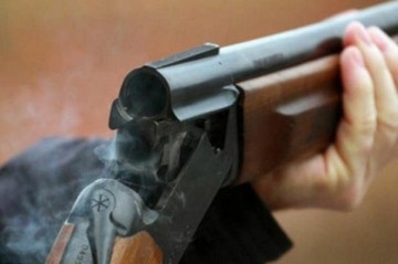 “İlin müəllimi” əlinə silah aldı, iki nəfəri güllələdi