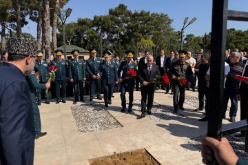 Zakir Həsənov və Əli Nağıyev generalın dəfnində -