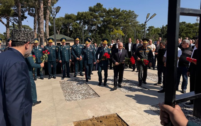 Zakir Həsənov və Əli Nağıyev generalın dəfnində -