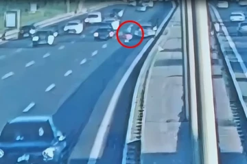 Yolunu qısaltmaq istədi, həyatından oldu -
