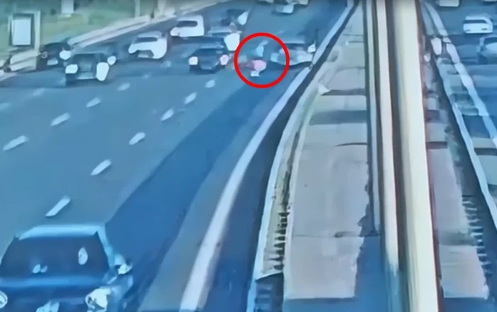 Yolunu qısaltmaq istədi, həyatından oldu -
