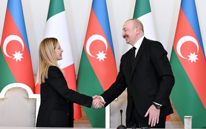 Prezident Melonini təbrik etdi