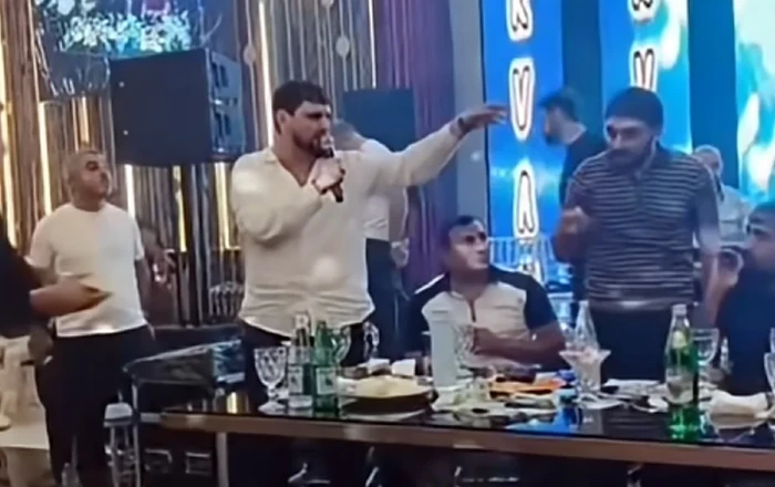 Meyxanaçılar arasında insident: Balaəli həmkarına BUTULKA ATDI -