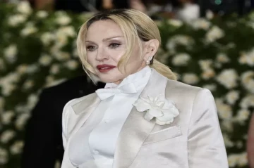 68 yaşlı Madonna alt paltarında poz verdi –