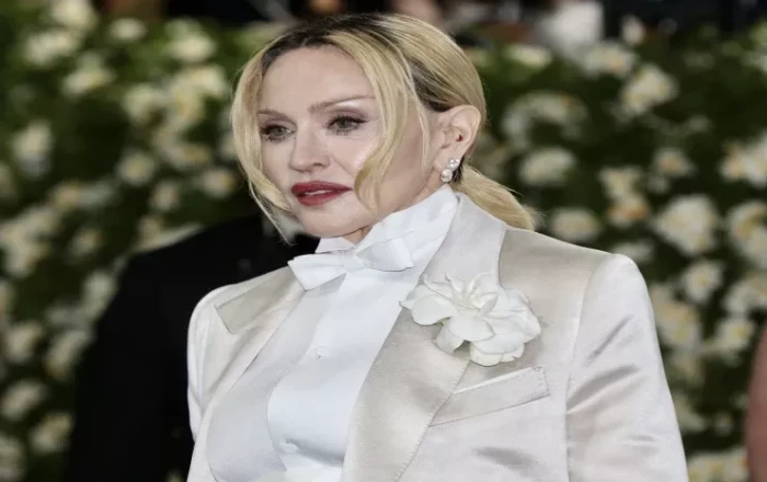 68 yaşlı Madonna alt paltarında poz verdi –