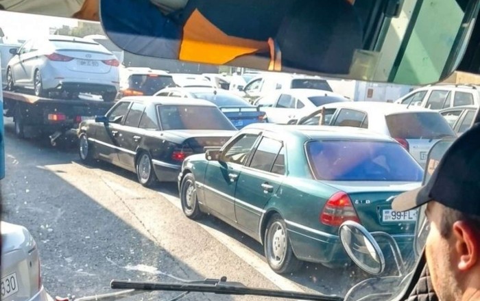 Sürücülər maşınlarını tərk etdi – Bakı-Sumqayıt yolunda güclü tıxac  - VİDEO