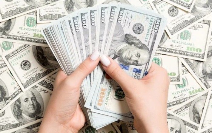 İş adamı sevgilisinə hədiyyə etdiyi 369 min dolları geri istədi