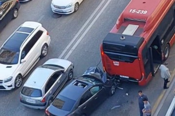 Yasamalda maşın sərnişin avtobusuna çırpıldı -