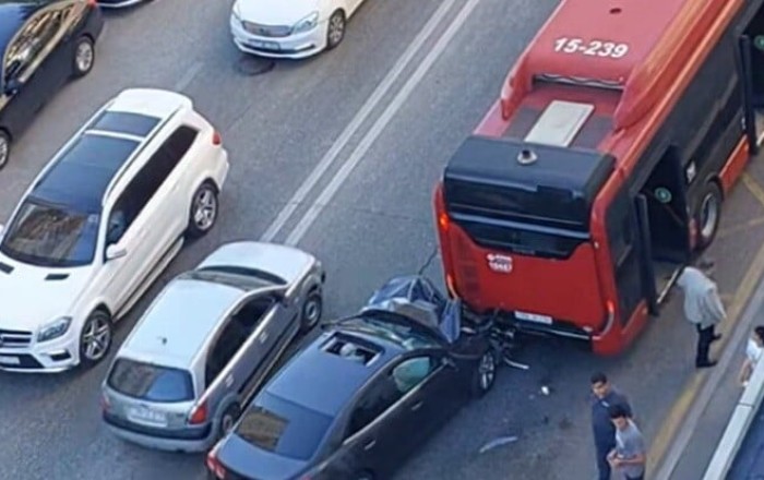 Yasamalda maşın sərnişin avtobusuna çırpıldı -