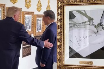 Si Cinpinlə görüşdə Baydeni lağlağıya qoydu - Video