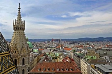 Egyptian queen’s diamond necklace stolen from Vienna